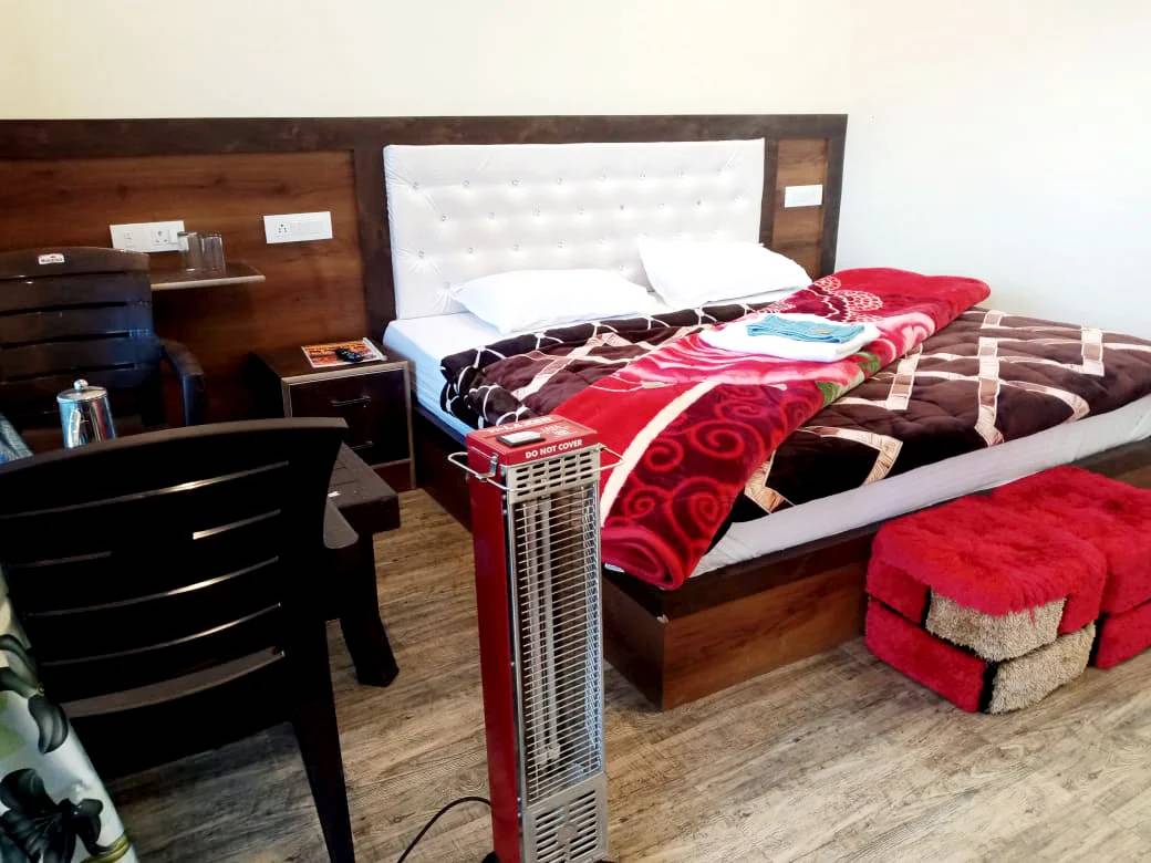 Clean and cozy family room at Pine Palace