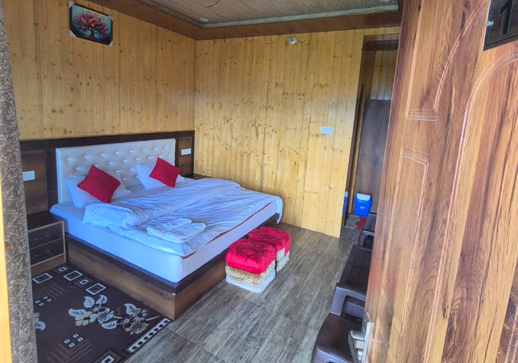 Bright and comfortable super deluxe room at Pine Palace